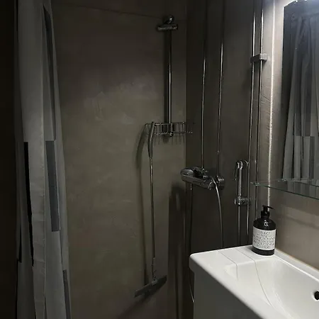Cozy In Prime Location Apartment *